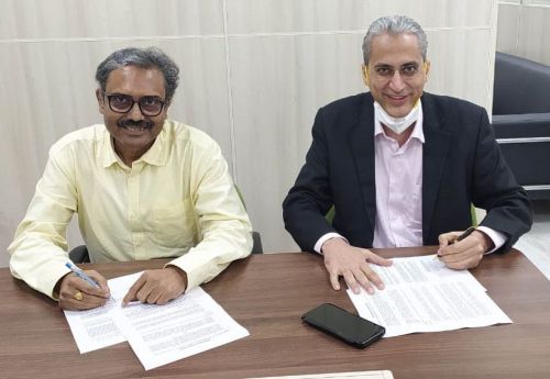 Left to Right: Alok De, CEO, FDRVC and Nitin Puri, Head, Platforms & B2B Marketplace, Innoterra while signing the MoU